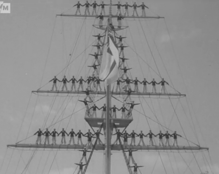 File:Ganges mast manned 1956.png