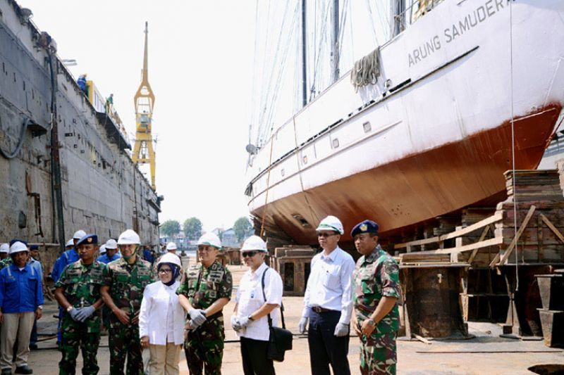 File:KRI Arung Samudera Docked.jpg