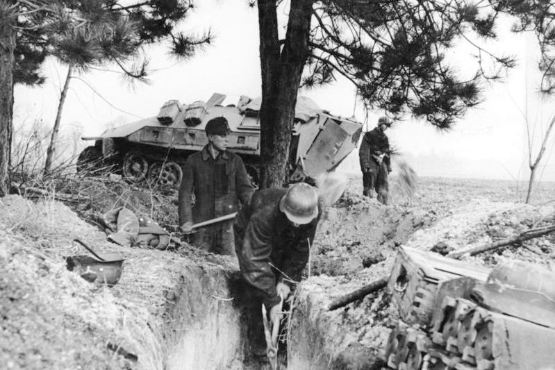 File:Bundesarchiv Bild 183-H28335, RAD-Flak, Ausheben eines Schützengrabens.jpg