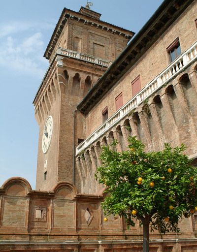 File:Castello ferrara giardinoaranci.jpg