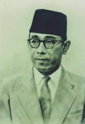 File:Gubernur Jawa Barat Sanusi Hardjadinata.jpg