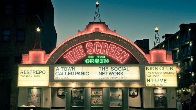 File:ScreenOnTheGreen-night.jpg