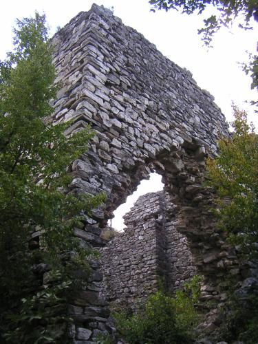 File:Gugutka medieval castle2.jpg