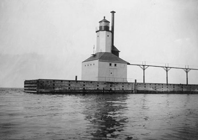 File:MichigancityEastPierhead.jpg