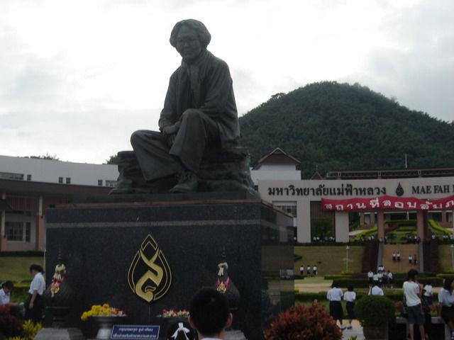 File:Monument front Maefahluang univ.jpg