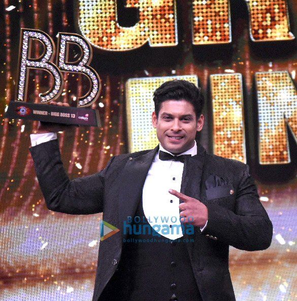 File:Sidharth Shukla holding Bigg Boss 13 Trophy.jpg