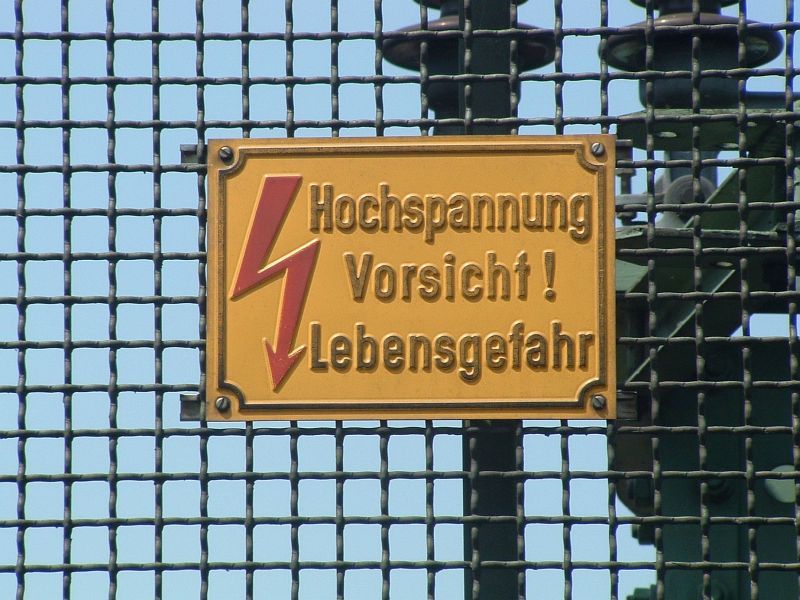 File:Warnschild Hochspannung.jpg