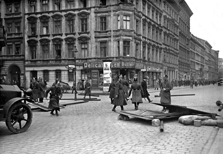 File:Bundesarchiv Bild 102-07707, Berlin, Mai-Unruhen.jpg