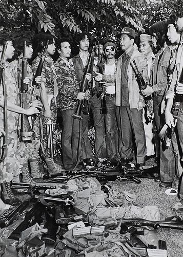 File:MNLF surrenders.jpg