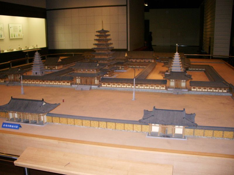 File:Reconstructed miniature model of Mireuksa.jpg