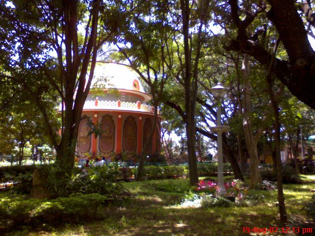 File:Bugle Rock garden view, Basavanagudi, Karnataka, India.jpg