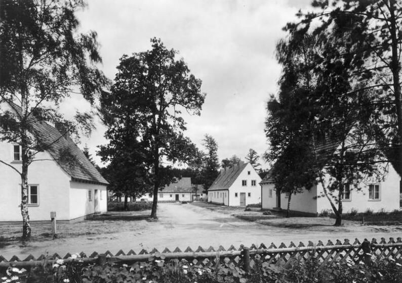 File:Bundesarchiv Bild 146-2006-0095, Siedlung für Flüchtlinge.jpg