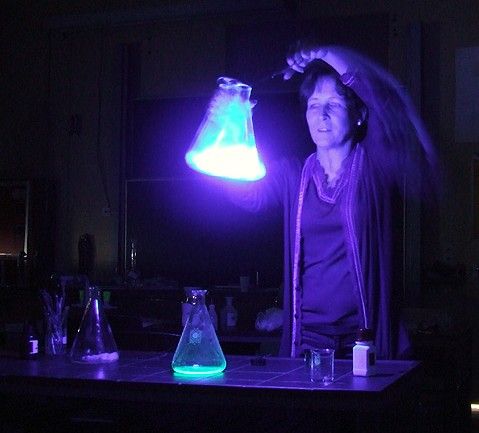 File:Chemoluminescent reaction.jpg