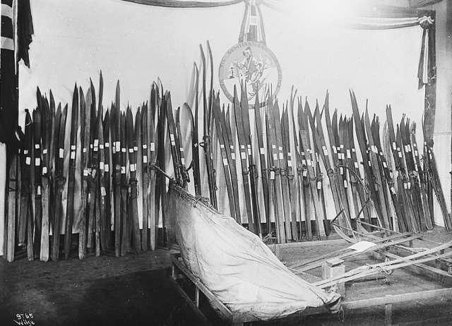 File:Hjalmar Welhaven's ski collection in 1909.jpg