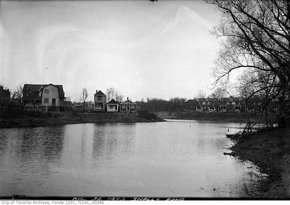 File:Houses overlooking-Smalls-Pond -a.jpg