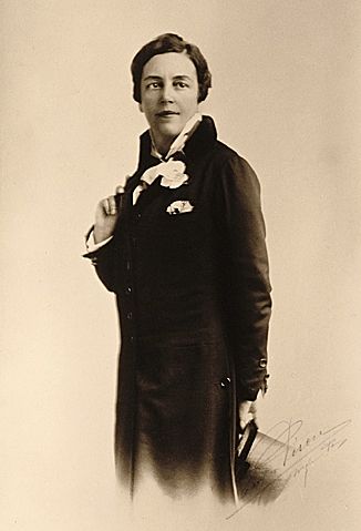 File:Romaine Brooks portrait, circa 1910.jpg