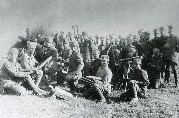 File:Turkish artillerymen before the Great Offensive.jpg