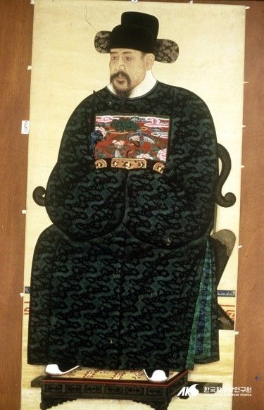 File:Yi Sanhae sitted.jpg