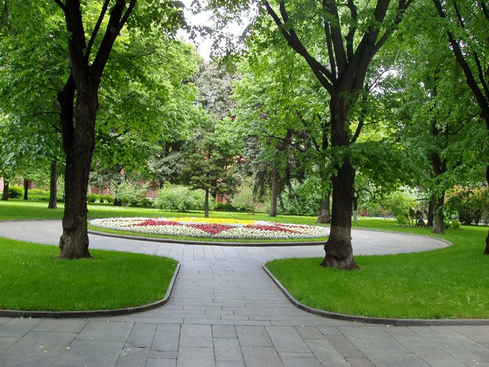 File:Taynitsky Gardens-2.jpg