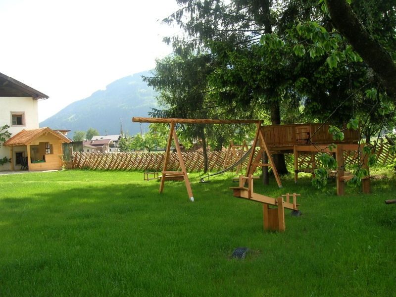 File:Garten Spielplatz.jpg