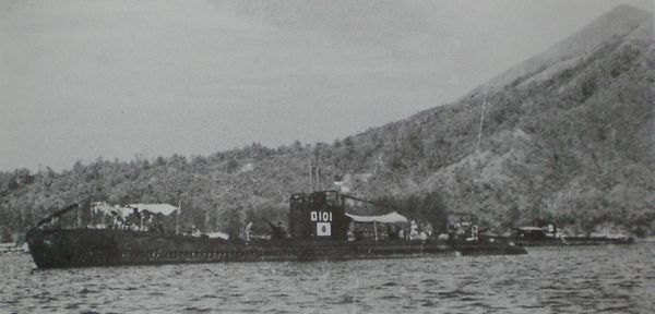 File:Japanese submarine Ro-101 in 1943.jpg