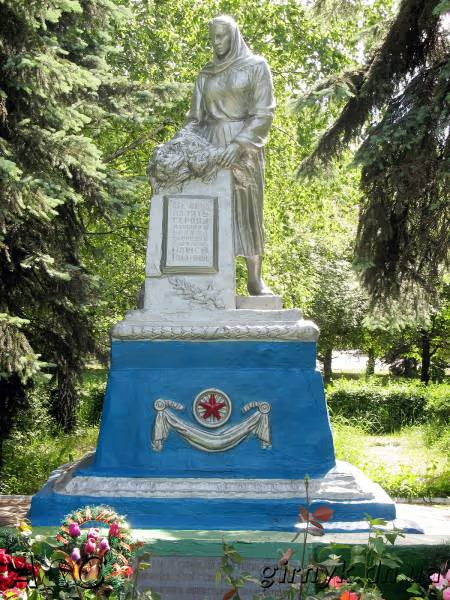 File:Monument to a grieving mother (Hirnyk).png