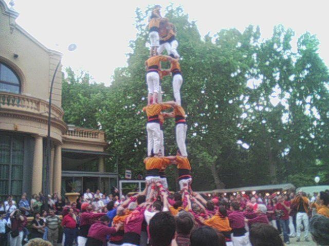 File:Castellers a l'Aplec del Caragol.jpg