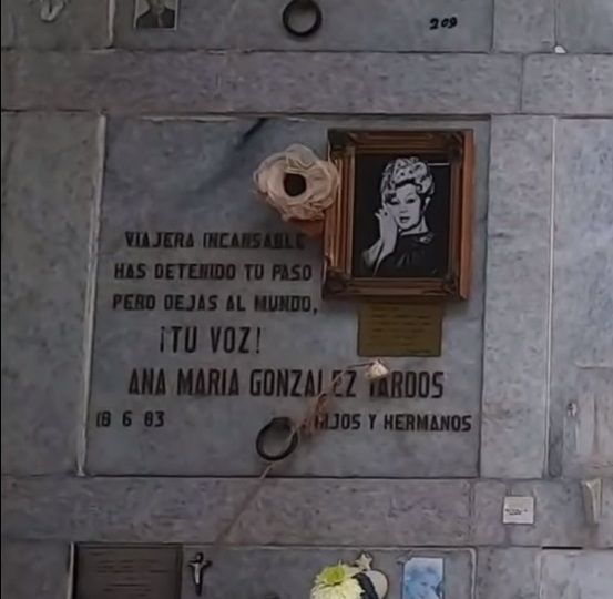 File:Tumba de Ana María González 2.jpg