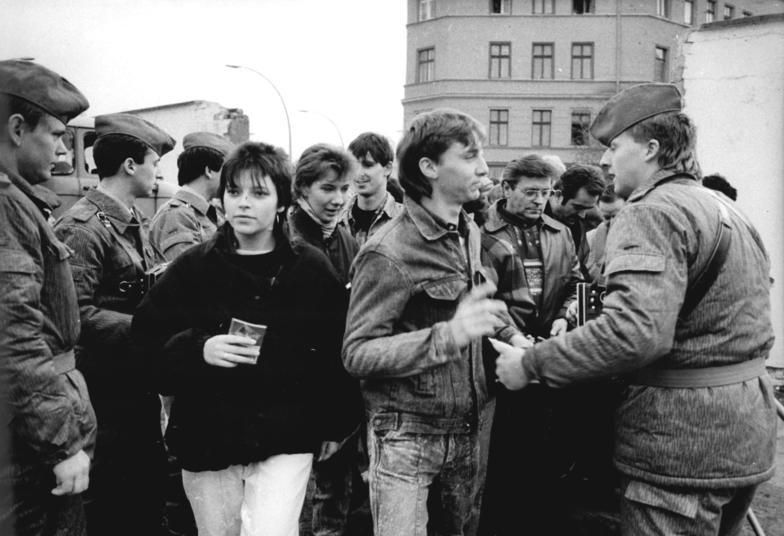 File:Bundesarchiv Bild 183-1989-1111-004, Berlin, Grenzübergang Eberswalder Straße.jpg