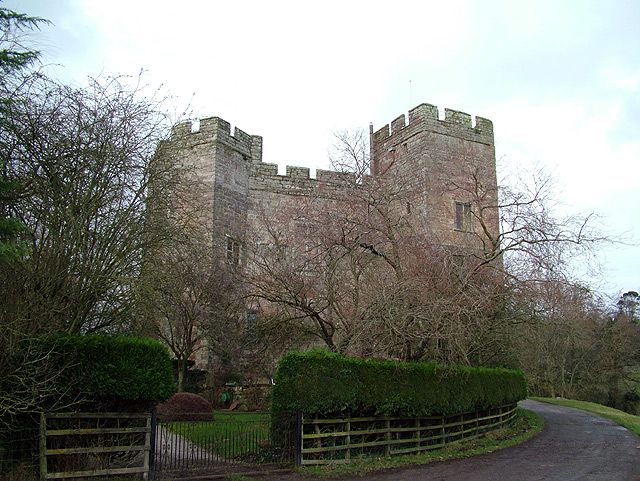 File:Dacre Castle.jpg