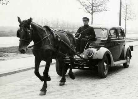 File:Door paard getrokken taxi.jpg