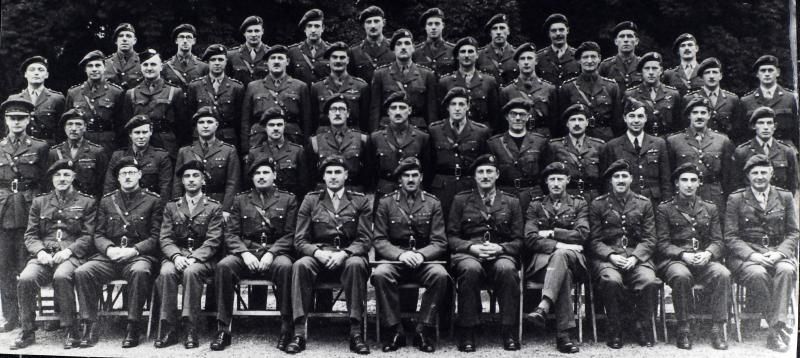 File:Groupphotohq1stairbornediv1944.jpg