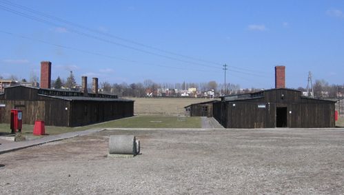 File:Majdanek - enterace.jpg