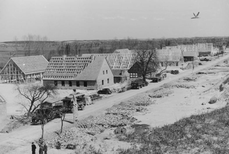 File:Bundesarchiv Bild 137-068427, Wartheland, Neubauten für Umsiedler.jpg