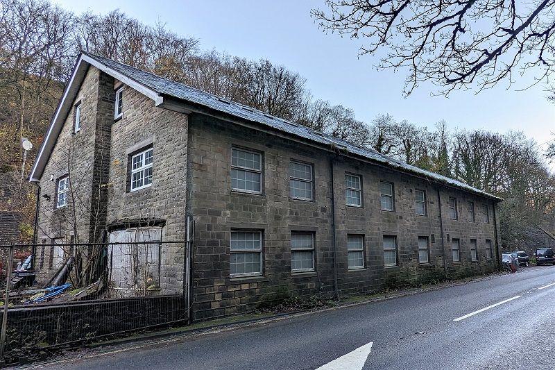 File:Devonshire Arms building in Ashwood Dale.jpg