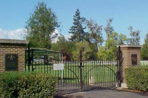 File:Roseburg National Cemetery Gates.jpg