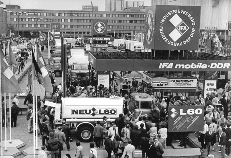 File:Bundesarchiv Bild 183-1986-0903-118, Leipzig, Herbstmesse, Straßenfahrzeuge.jpg