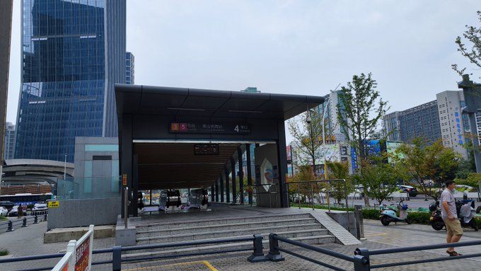 File:Exit 4 of Suoshanqiao West Station.jpg