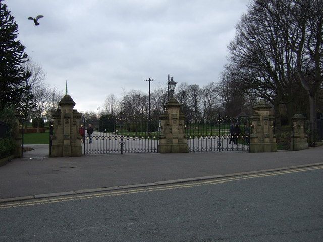 File:Greenhead Park Gates.jpg