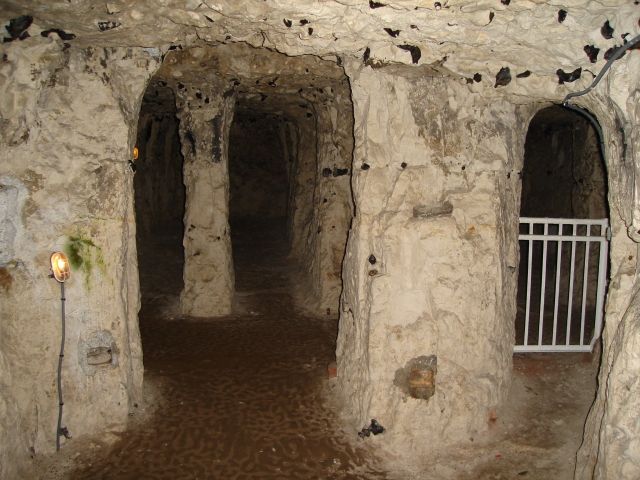 File:Grottes de Naours204.jpg