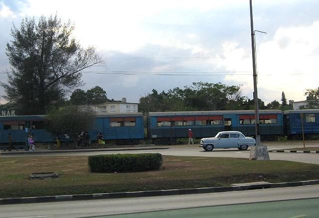 File:Habana Fontanar (suburban train).jpg