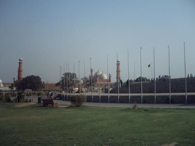 File:Iqbal park view of badshahi mosque.jpg