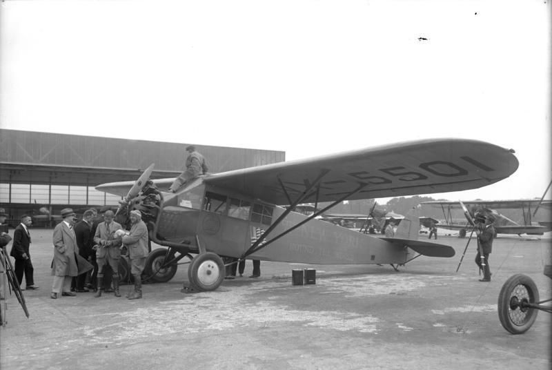 File:Bundesarchiv Bild 102-06192, Berlin, Ankunft der Weltumflieger.jpg