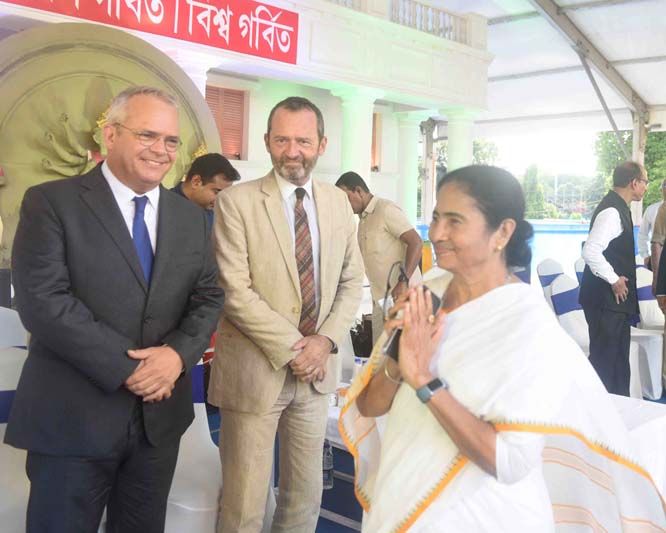 File:Mamata Banerjee with UNESCO officers.jpg