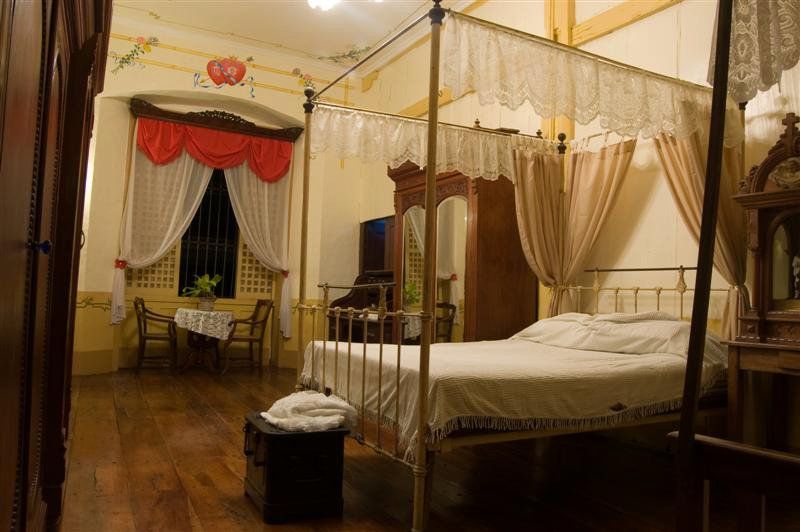 File:Quema House Dormitorio.jpg