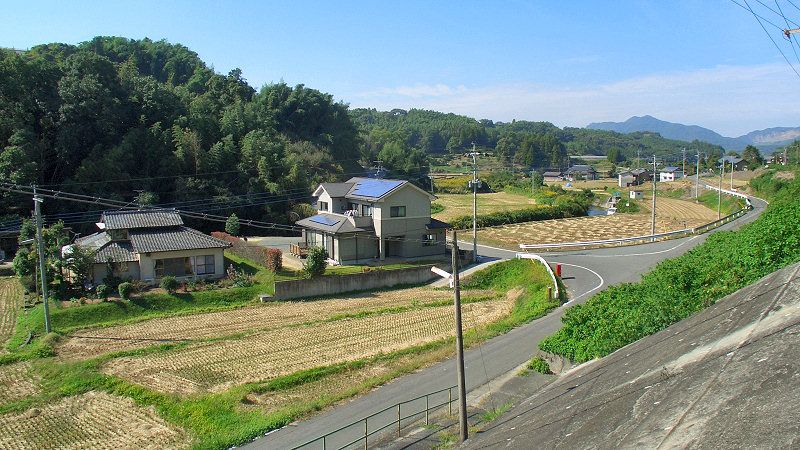 File:Tabaruzaka Station front 1.JPG