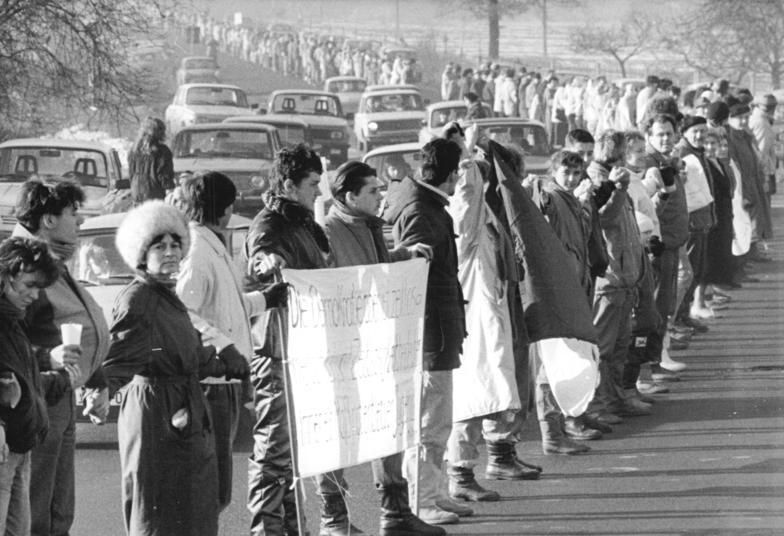 File:Bundesarchiv Bild 183-1989-1203-009, Dresden, Ortsausgang, Menschenkette.jpg