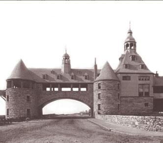 File:Narragansett Towers and casino postcard.jpg