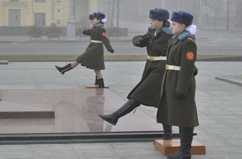 File:Pioneers at the Victory Square.jpg