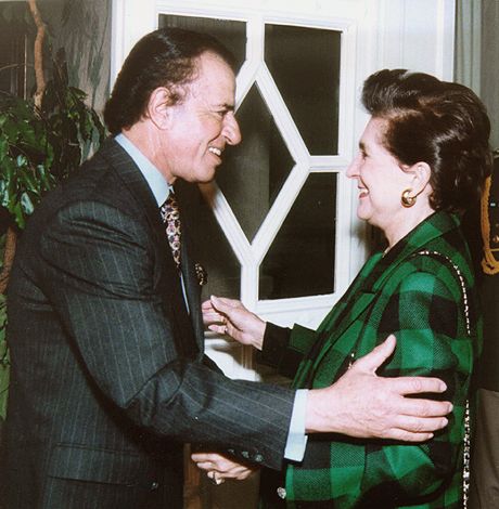 File:Carlos Menem y Flor Isava-Fonseca.jpg